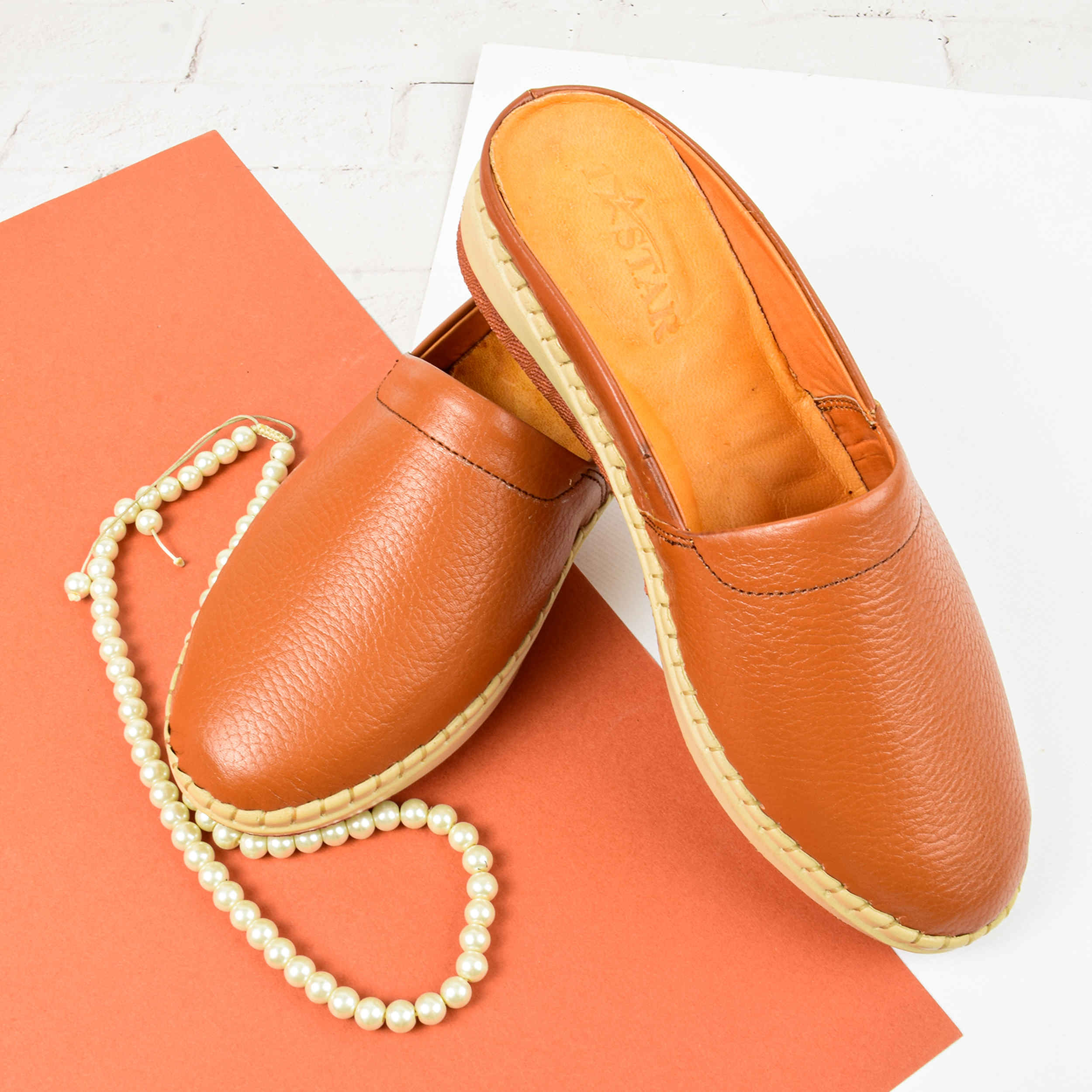 Mules en cuir naturel pour femmes, confort et style en marron