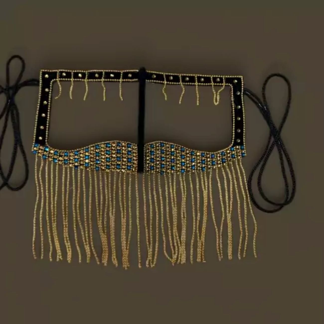 Burqa Omanienne Traditionnel avec Design en Chaîne et Strass