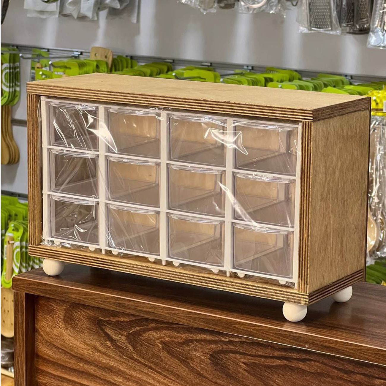 Étagère à épices en bois avec 12 tiroirs, contenants en plastique et support en bois élégant