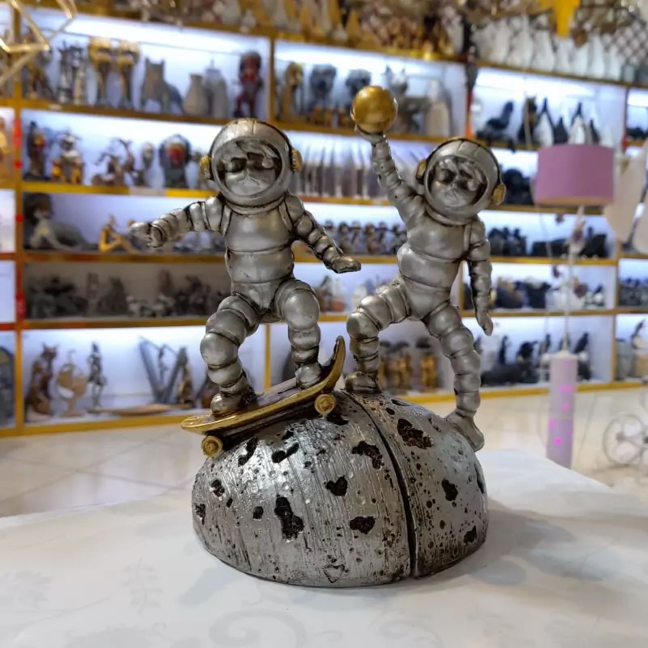 Ensemble de figurines astronautes 2 pièces avec porte-livres – Pièce décorative unique et stylée