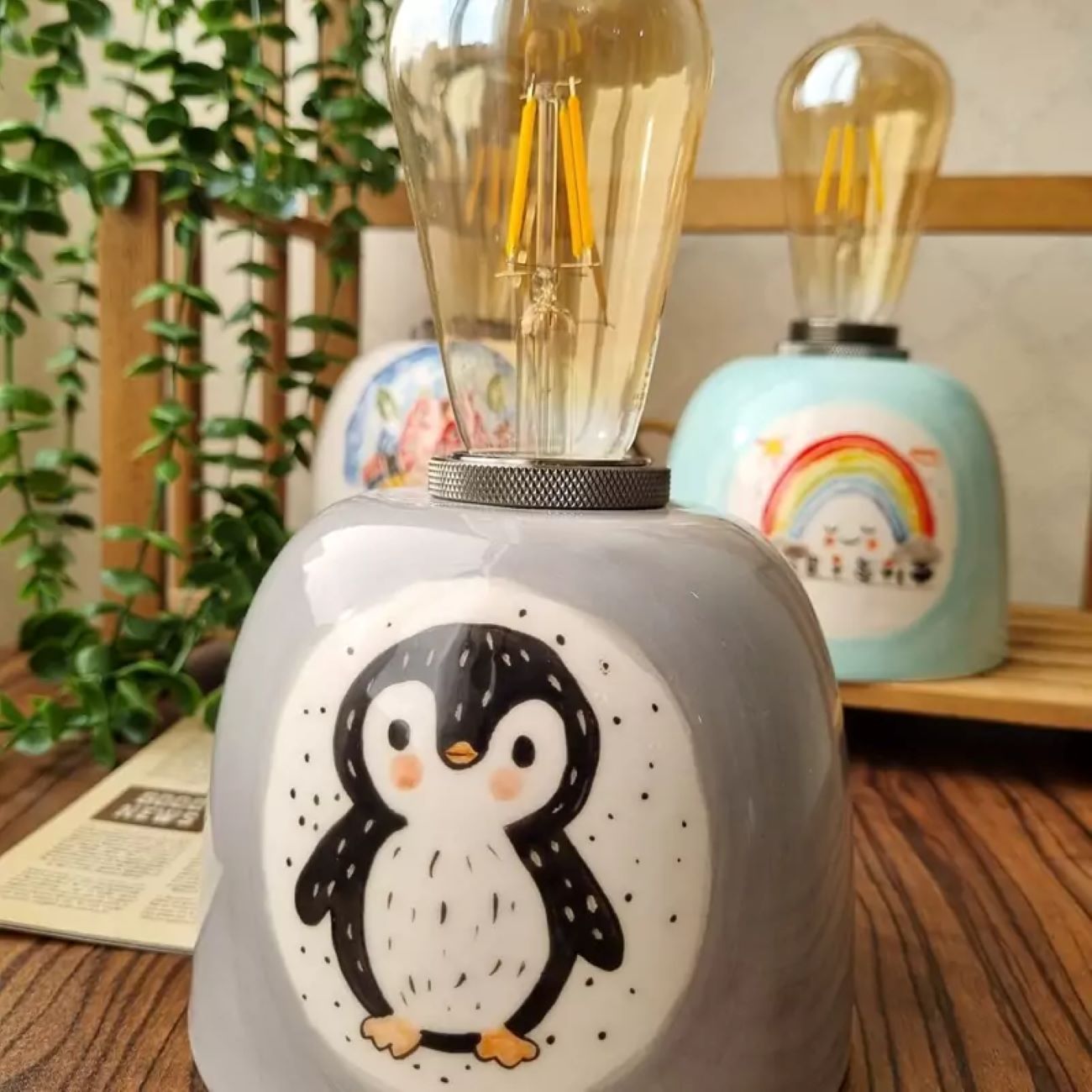 Élégance artistique – lampe de table dessinée à la main avec design illustratif unique