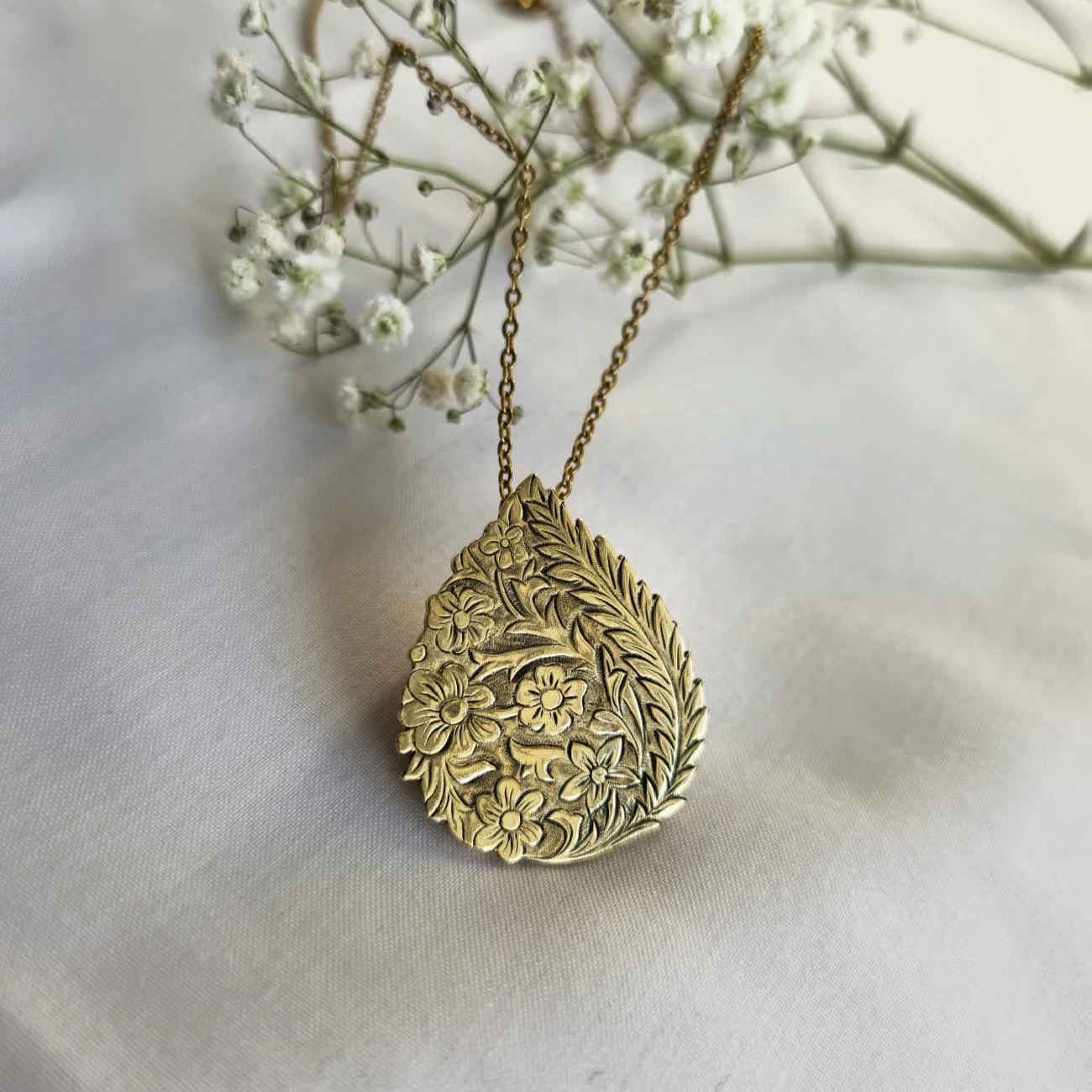 Broche en laiton pour femme – Chic & Lux avec Design Printemps en doré