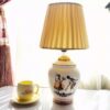 Lampe de table artistique en céramique à motif classique – éclairage décoratif élégant pour la maison
