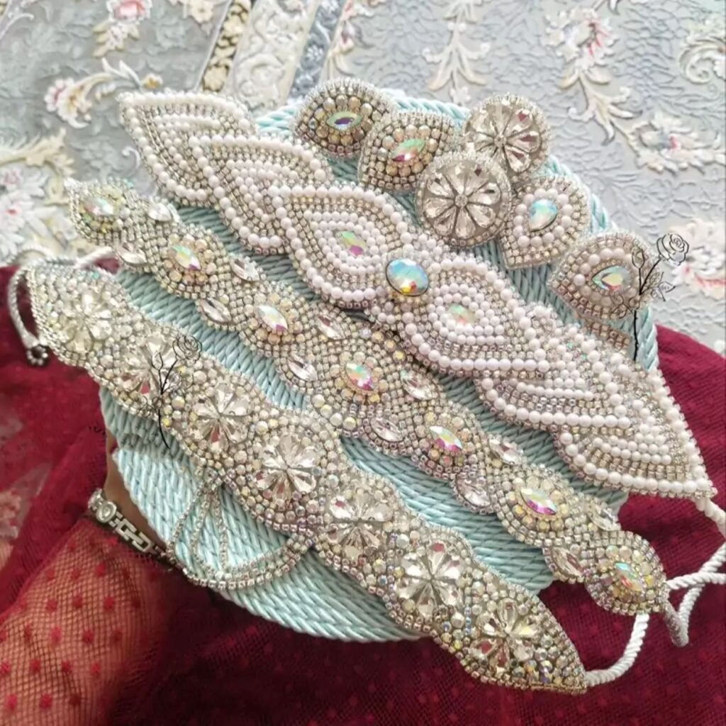 Ceinture Kurde Élégante en Bijoux Blanc – Mélange Intemporel de Tradition et de Grâce