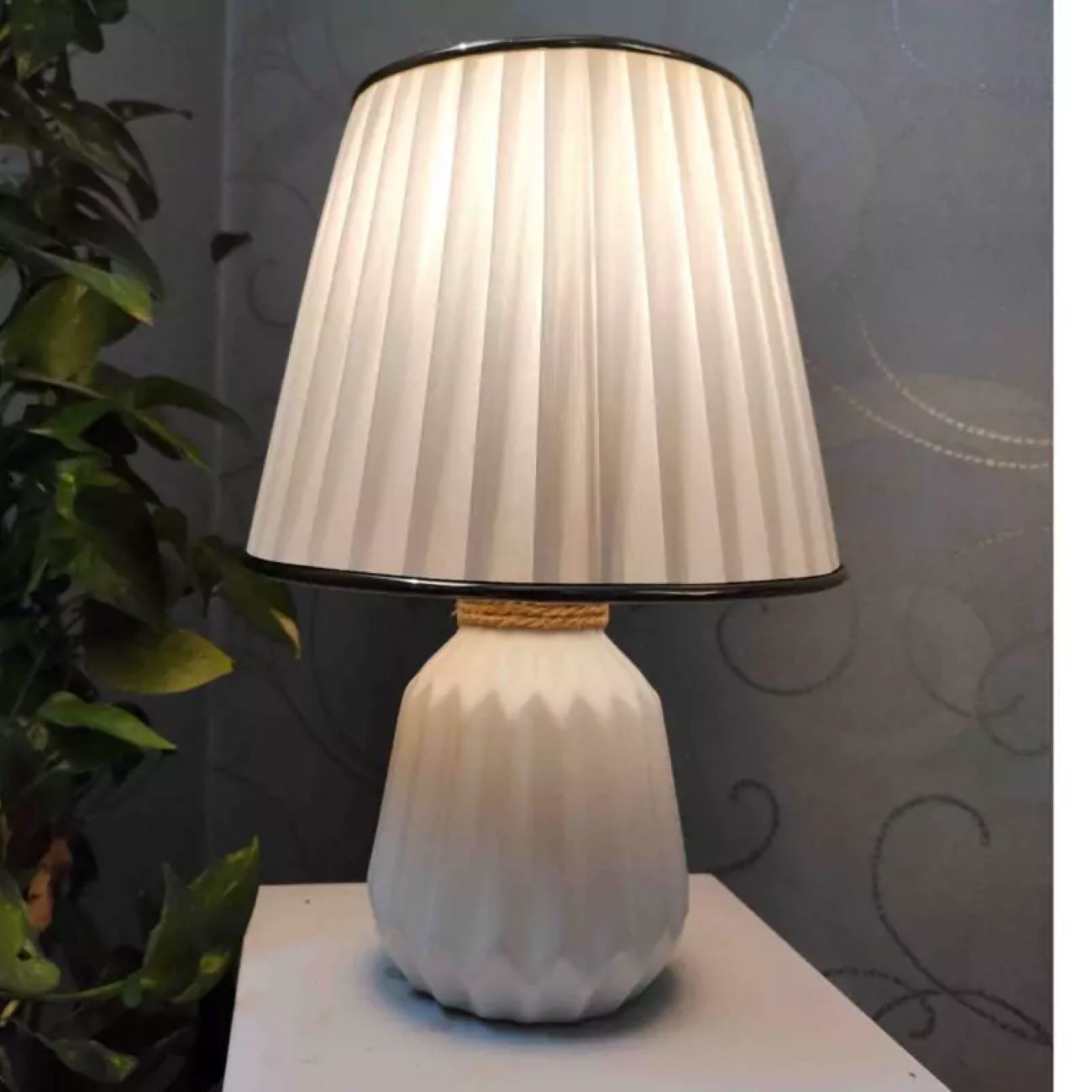 Lampe de table géométrique en céramique blanche et dorée – design moderne avec charme sophistiqué