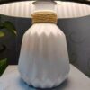 Lampe de table géométrique en céramique blanche et dorée – design moderne avec charme sophistiqué