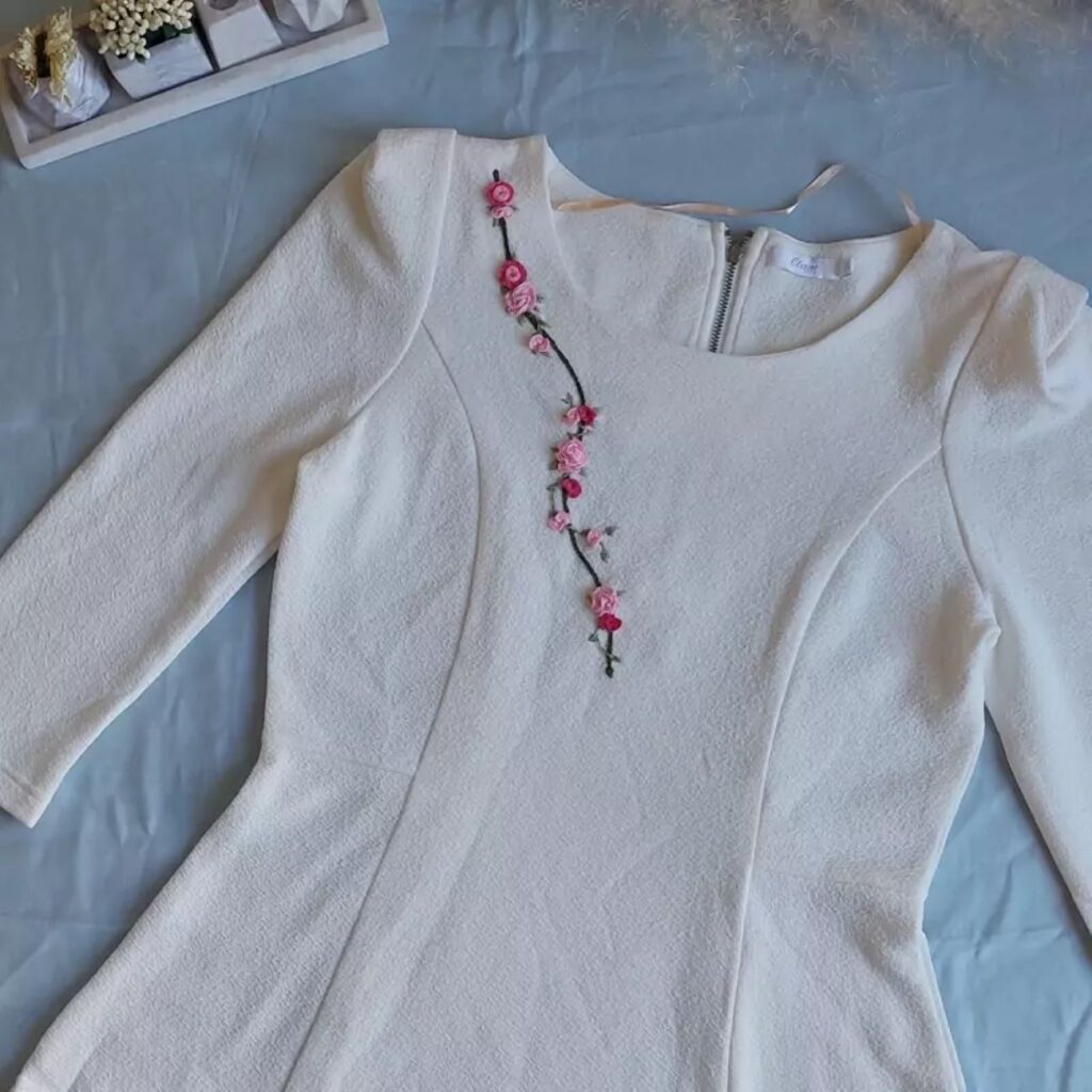 Chemise élégamment brodée pour femmes en blanc, fabriquée à la main avec des détails intemporels