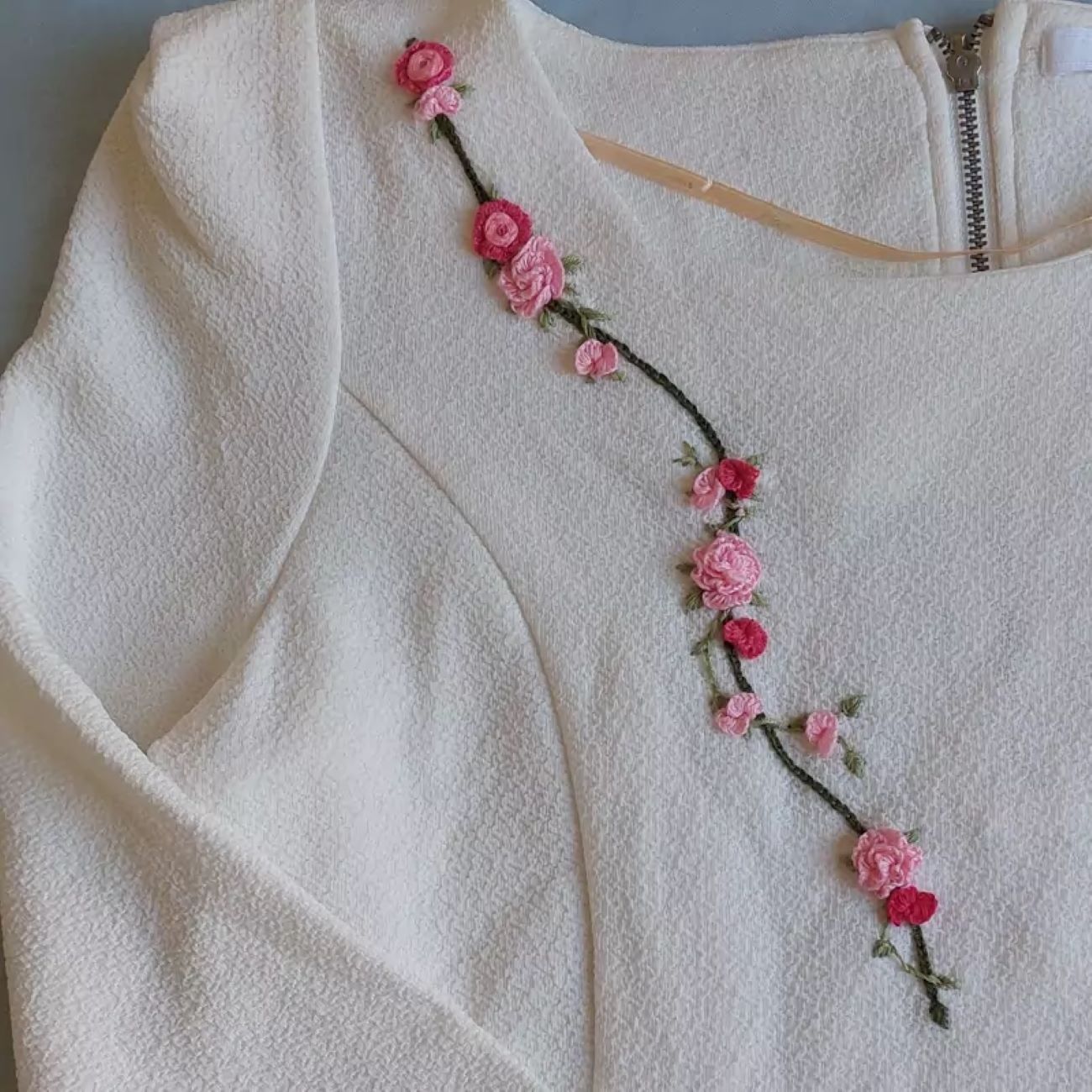 Chemise élégamment brodée pour femmes en blanc, fabriquée à la main avec des détails intemporels