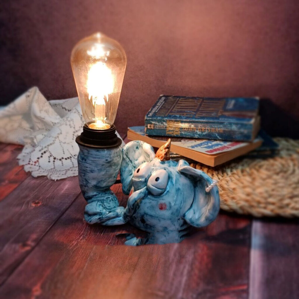 Lampe de bureau artistique en forme d’éléphant bleu – éclairage unique et créatif pour votre espace de travail