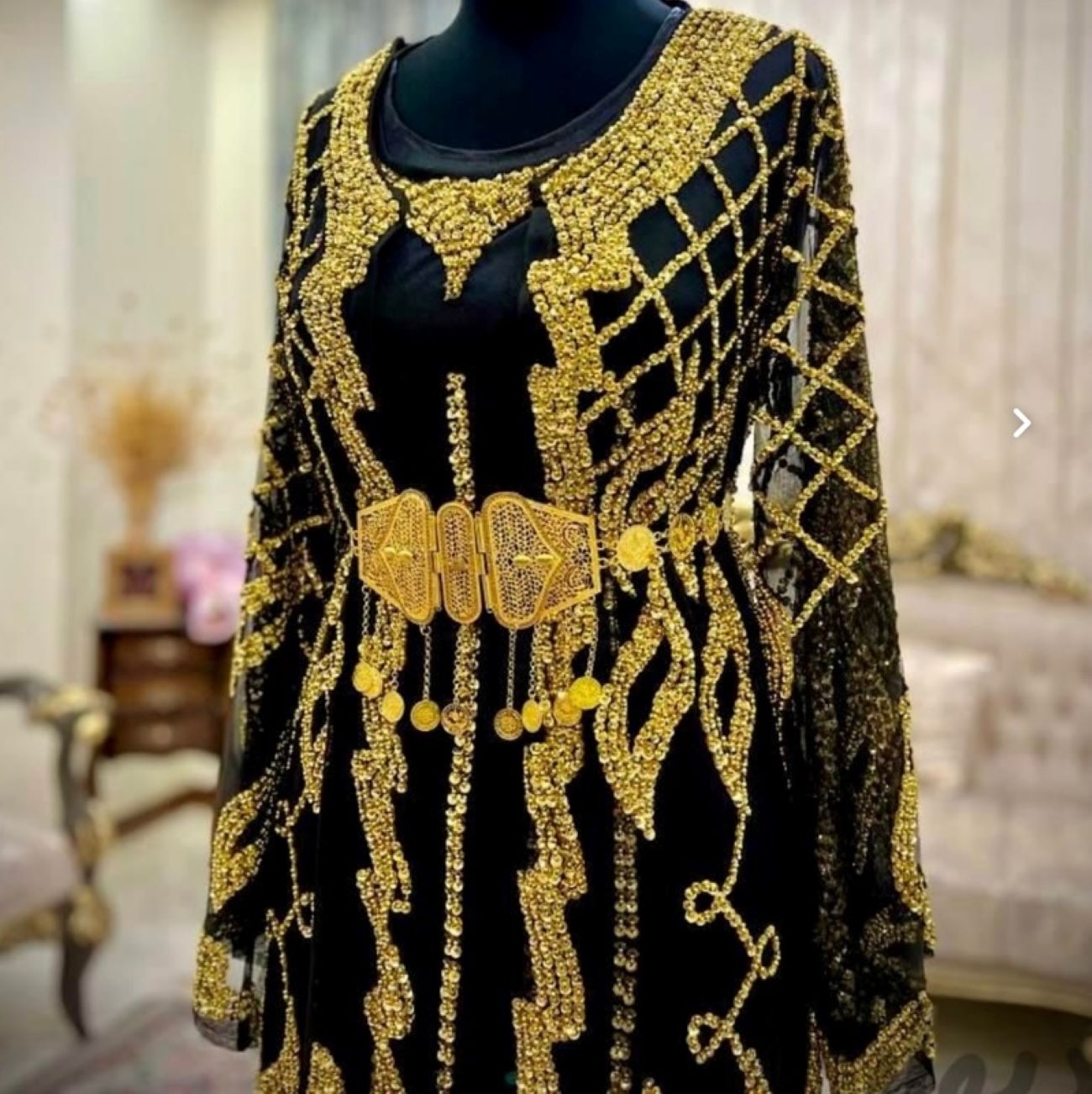 Robe Kurde Bijou Brodée Exquise – Fusion Harmonieuse de Tradition et d’Élégance