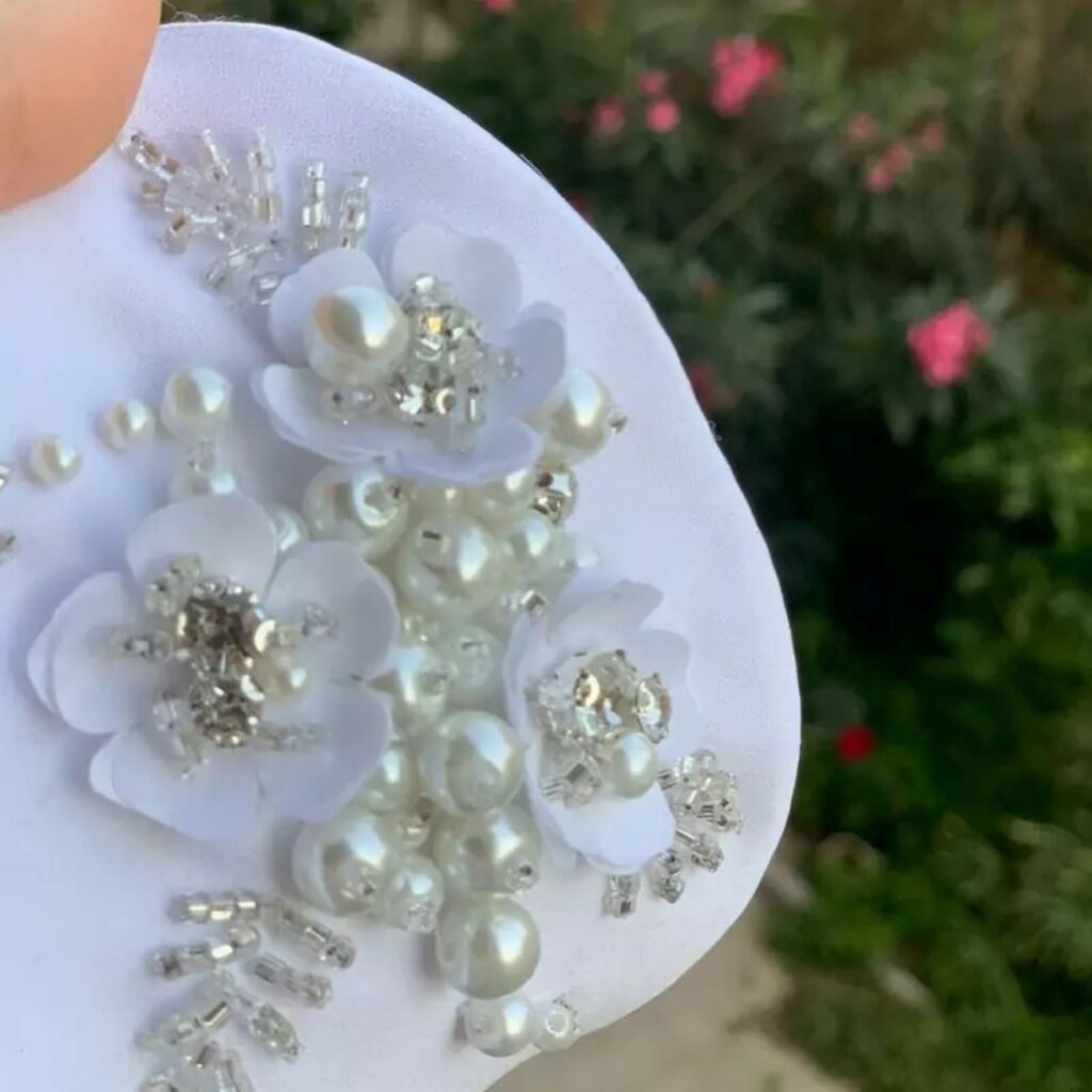 Masque facial en satin de qualité avec perles et fleurs