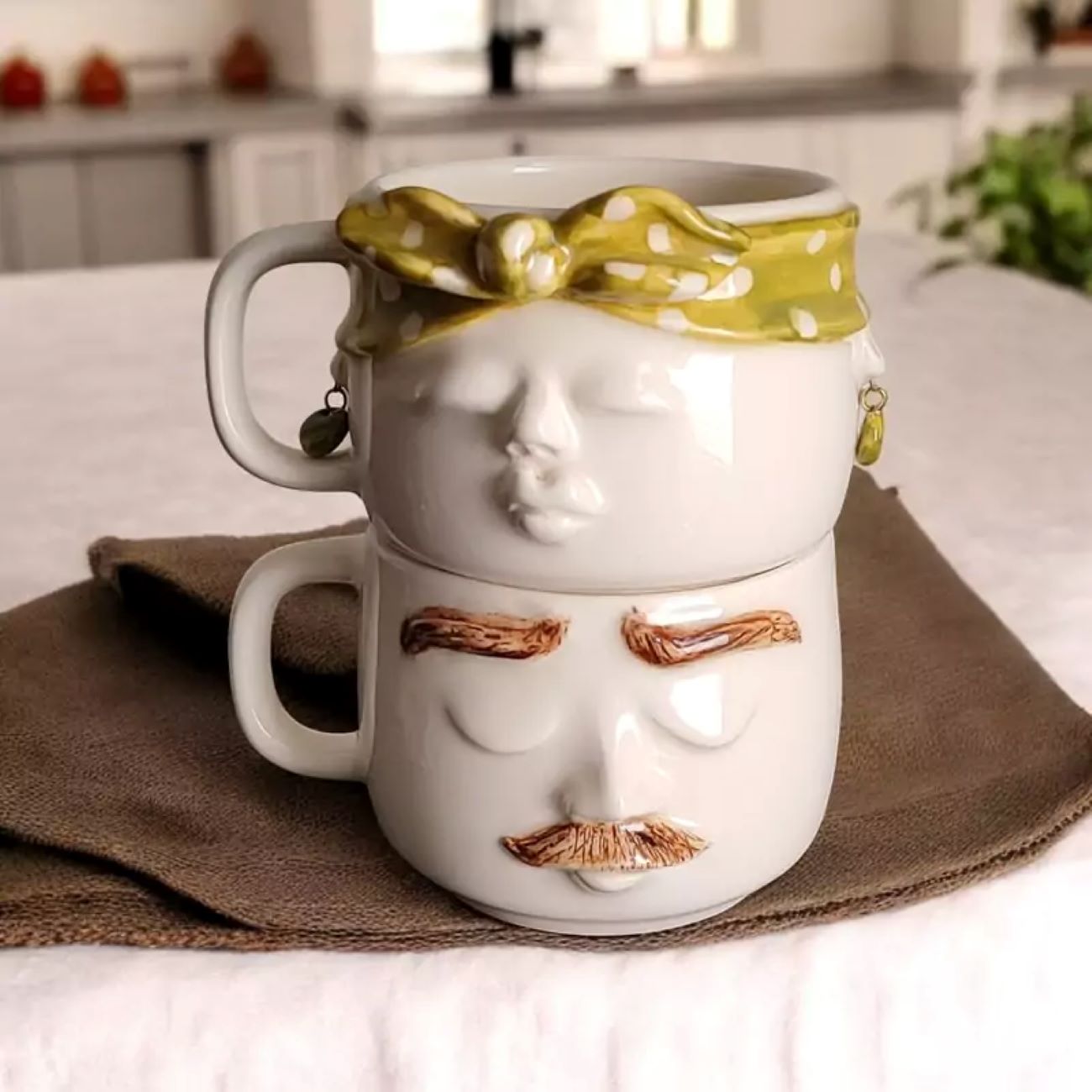 Set de mugs en céramique fantaisie Couple – Paire élégante avec détails de bandeau et de boucle d'oreille