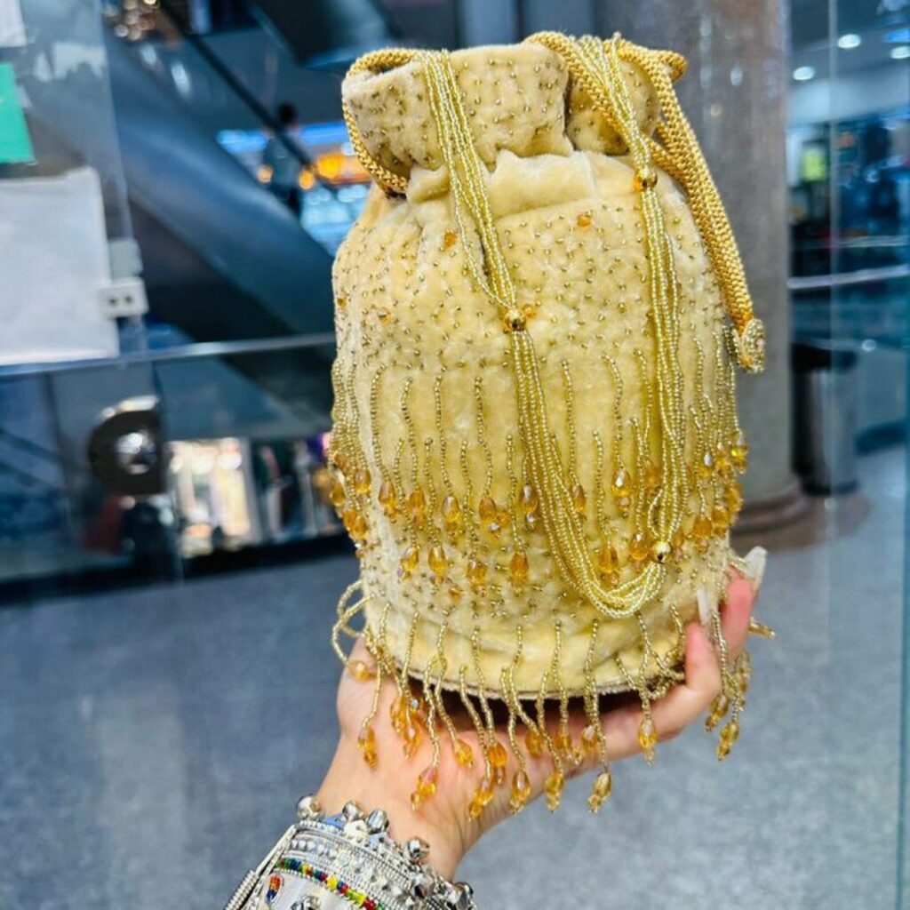 Pochette Brodée à la Main avec Perles – Forme Cylindrique et Couleurs Variées – Style Traditionnel