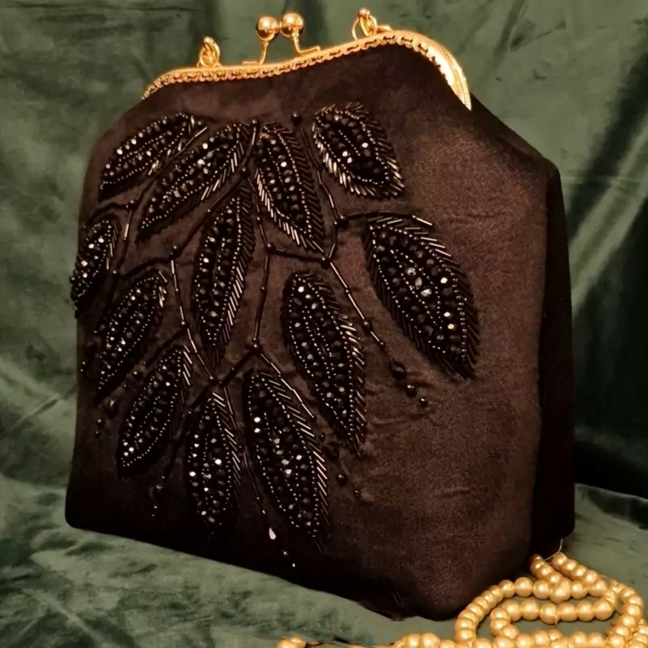 Pochette Brodée à la Main avec Perles – Motif de Feuilles – Élégante et Brillante