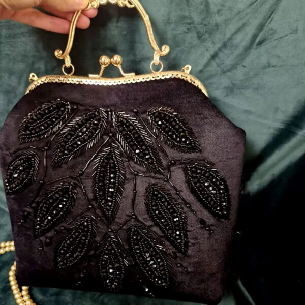Pochette Brodée à la Main avec Perles – Motif de Feuilles – Élégante et Brillante