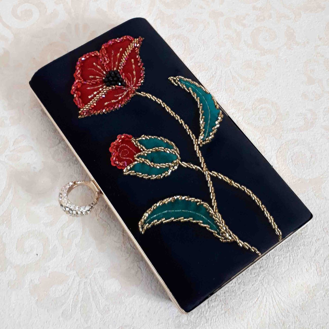 Pochette Brodée à la Main avec Perles – Motif Rose Rouge – Élégante et Unique