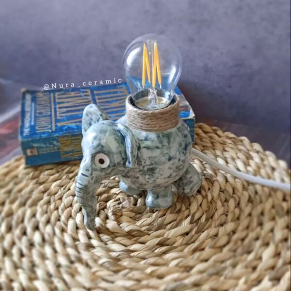 Lampe de table artistique en céramique faite main – design unique d’éléphant