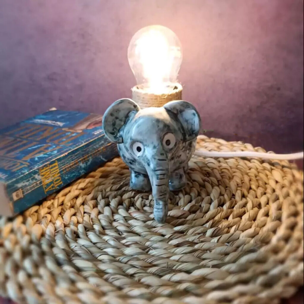 Lampe de table artistique en céramique faite main – design unique d’éléphant