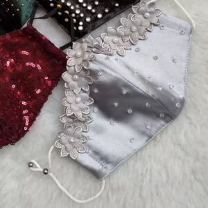 Masque fait main avec motif floral et ornements en cristal, couleur grise