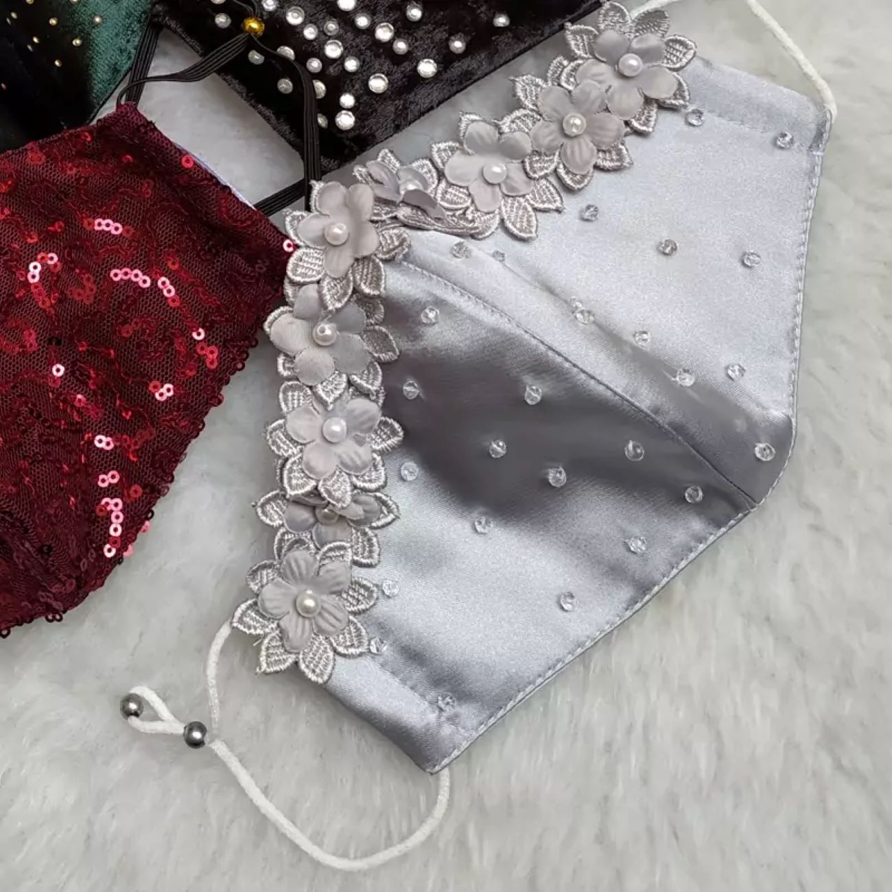 Masque fait main avec motif floral et ornements en cristal, couleur grise