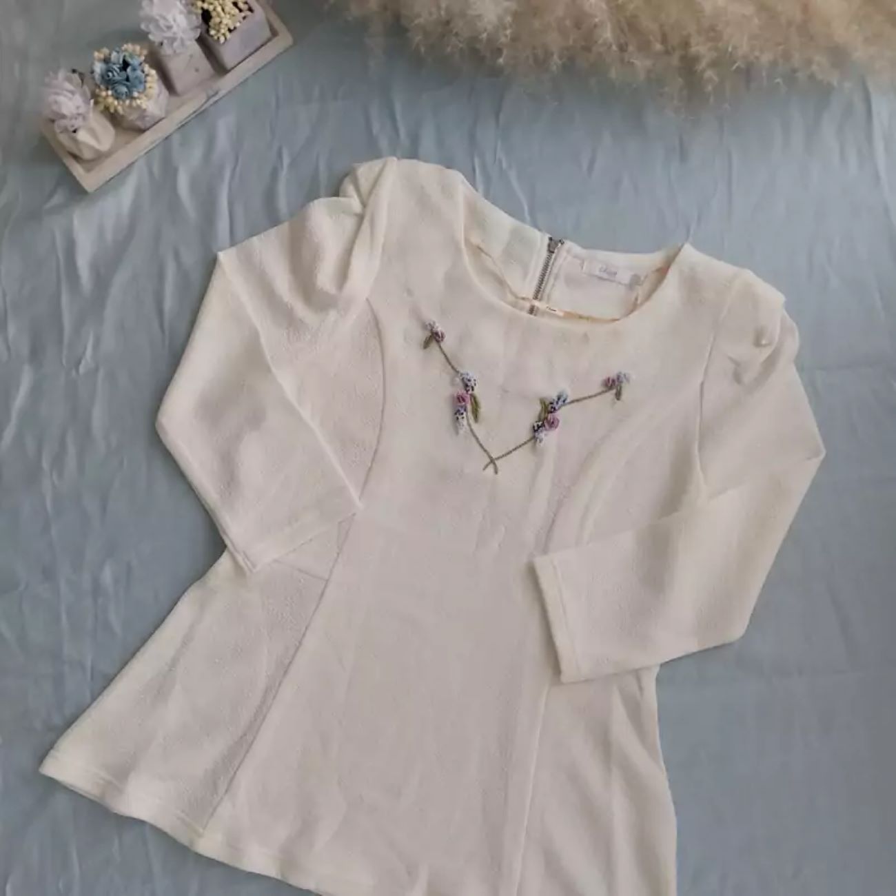 Chemise blanche pour femmes faite à la main avec broderie exquise