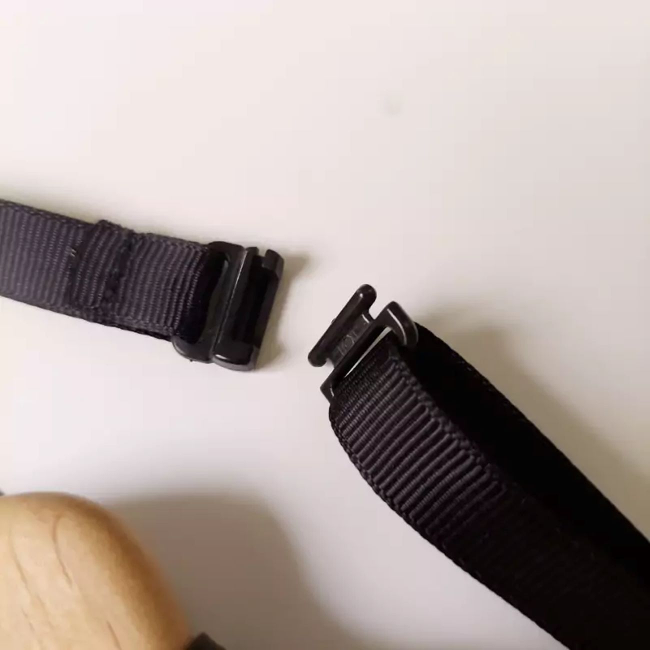 Nœud papillon en bois artisanal – Modèle Moustache, élégant et sportif pour garçons