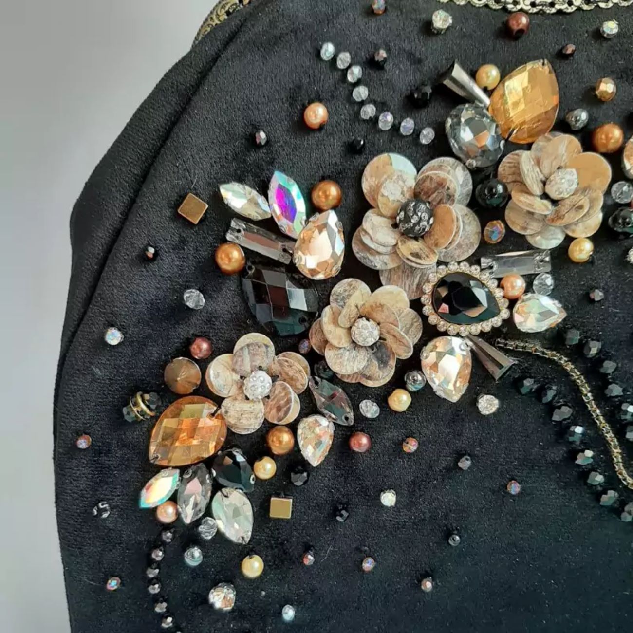 Pochette Brodée à la Main avec Perles – Motif Floral en Noir – Design Intemporel