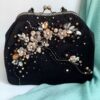 Pochette Brodée à la Main avec Perles – Motif Floral en Noir – Design Intemporel