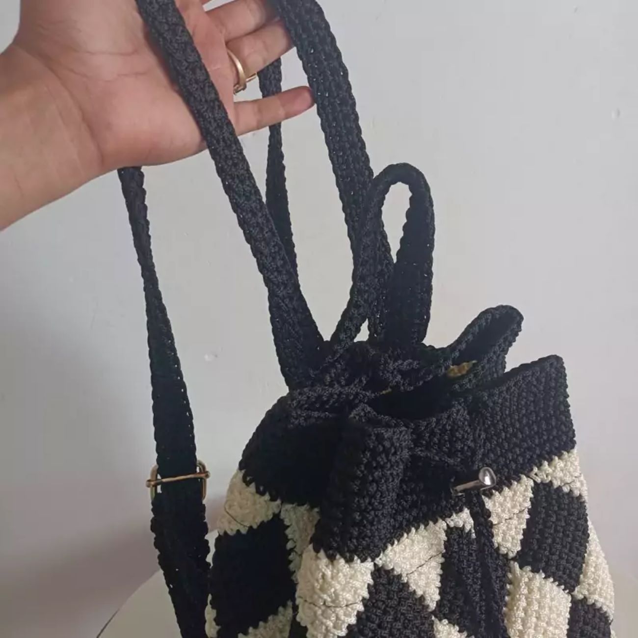 Sac au Crochet Fait Main au Style Tunisien Noir et Blanc – Accessoire Personnalisé Parfait