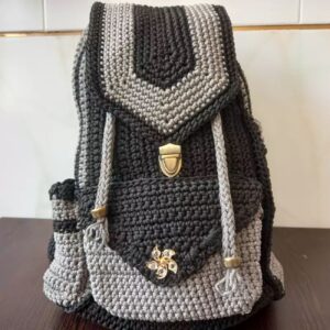 Sac à Dos Décontracté au Crochet Fait Main – Élégant et Durable en Gris