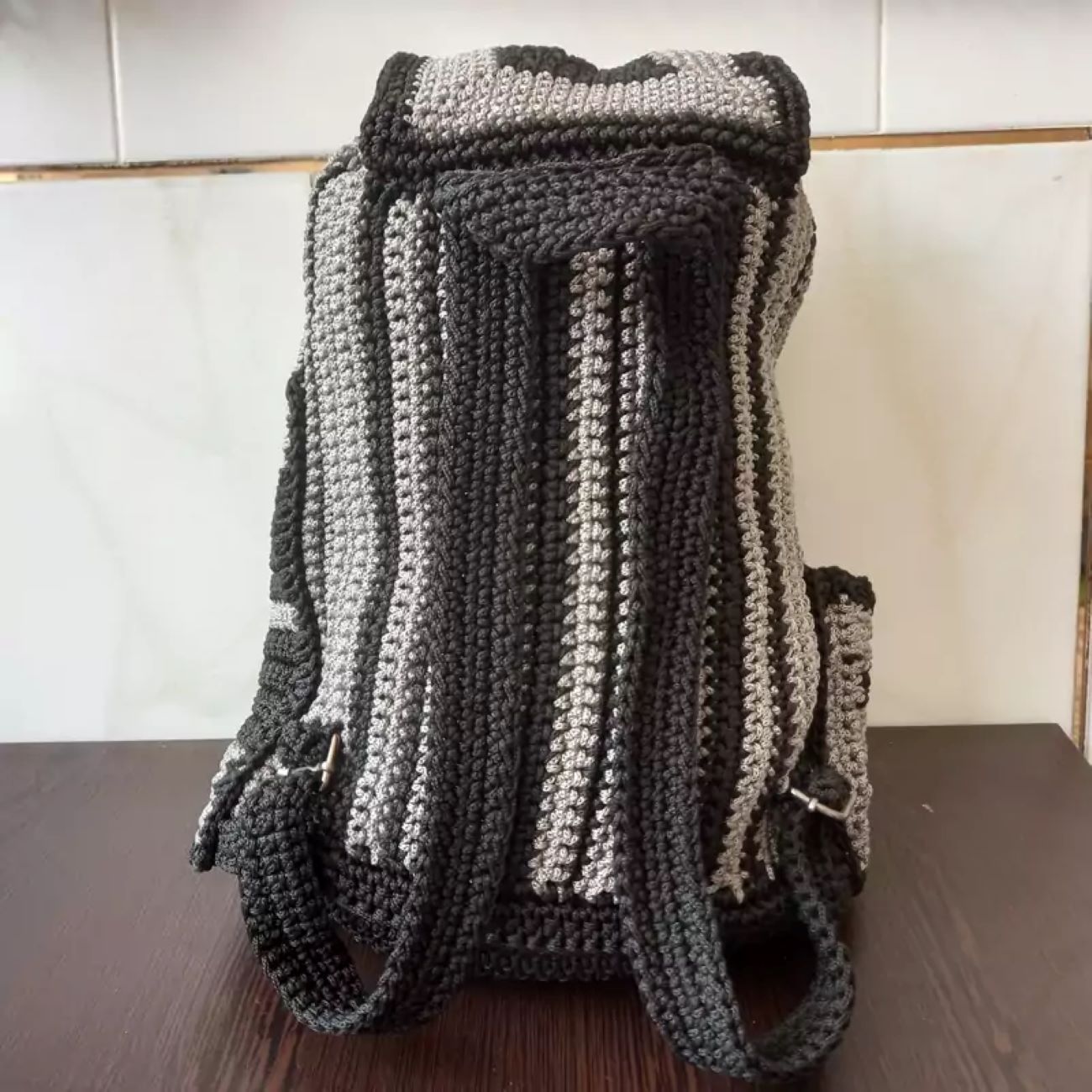 Sac à Dos Décontracté au Crochet Fait Main – Élégant et Durable en Gris