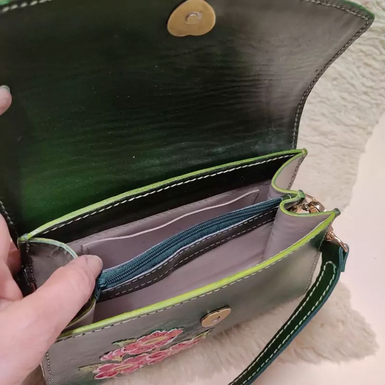 Sac en Cuir Véritable Fait Main – Sculpté, Peint et Cousu avec Précision