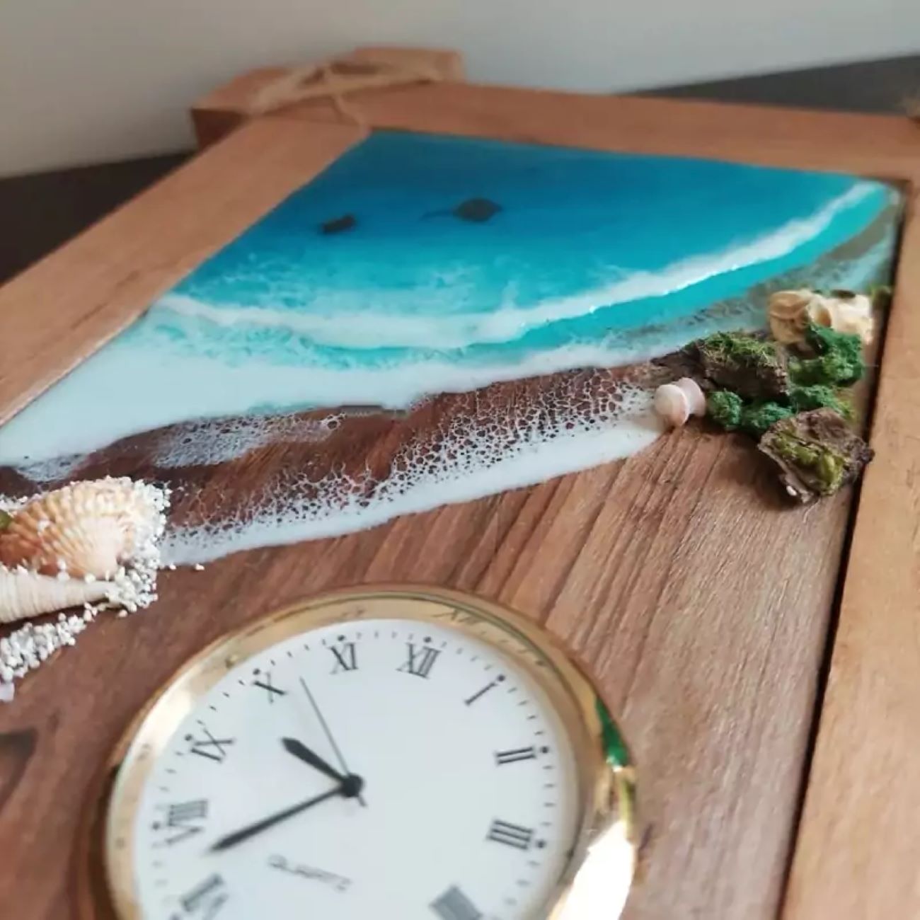 Horloge de Bureau en Bois avec Poupée – Artisanale et Élégante