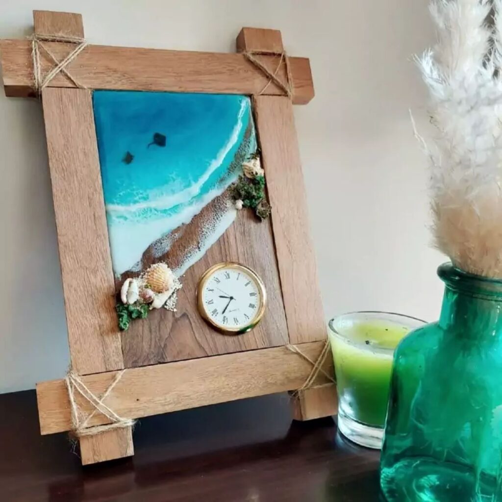 Horloge de Bureau en Bois avec Poupée - Artisanale et Élégante