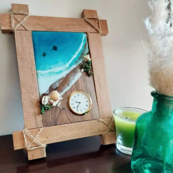Horloge de Bureau en Bois avec Poupée – Artisanale et Élégante