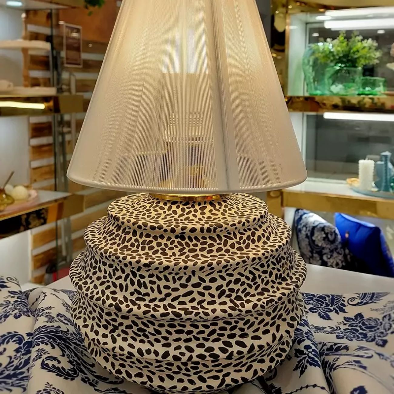 Lampe de table en céramique à imprimé léopard chic – une touche audacieuse et élégante