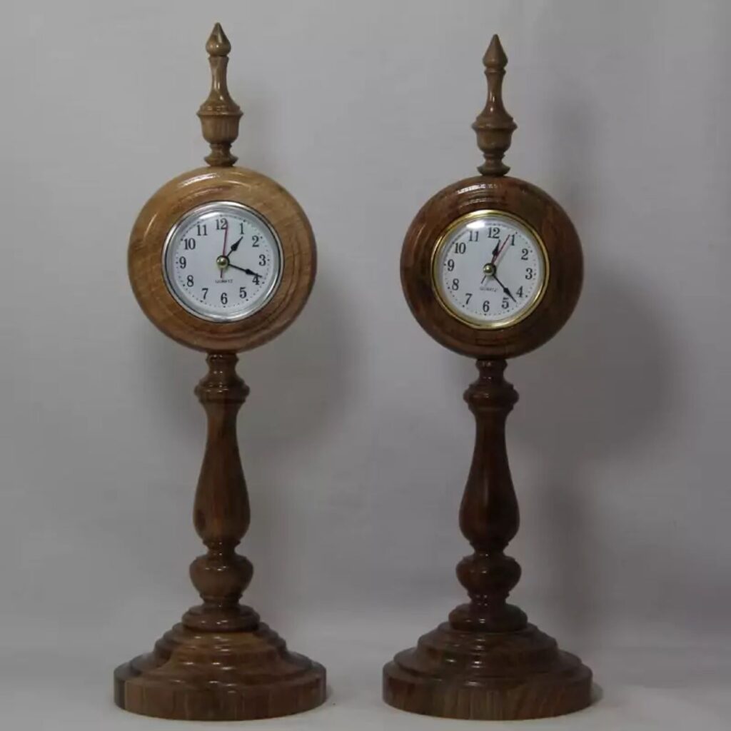 Horloge de Bureau Artisanale en Bois - Conçue pour le Style et la Fonction