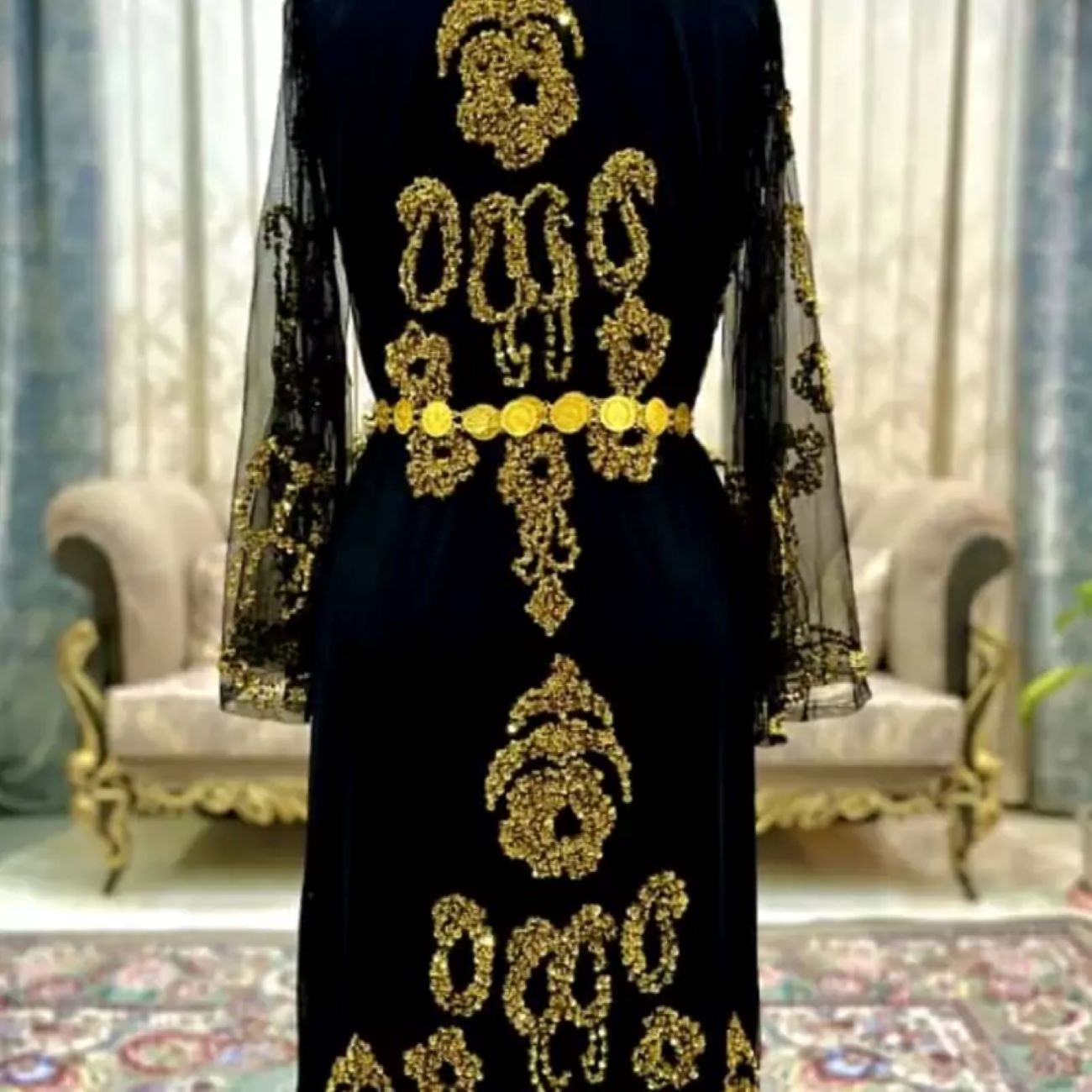 Robe Kurde Radieuse avec Broderie de Bijoux – Mélange Intemporel de Tradition et de Glamour