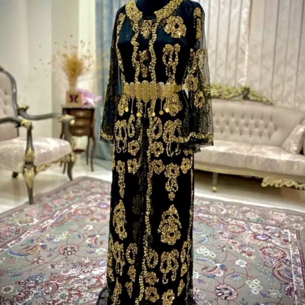 Robe Kurde Radieuse avec Broderie de Bijoux – Mélange Intemporel de Tradition et de Glamour