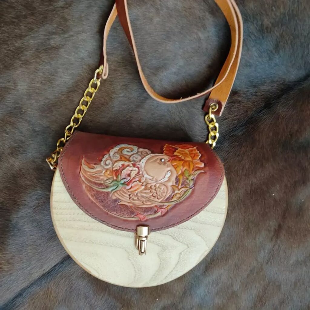 Sac à l’Épaule en Cuir Véritable – Corps en Bois avec Porte Gravée Artisanale