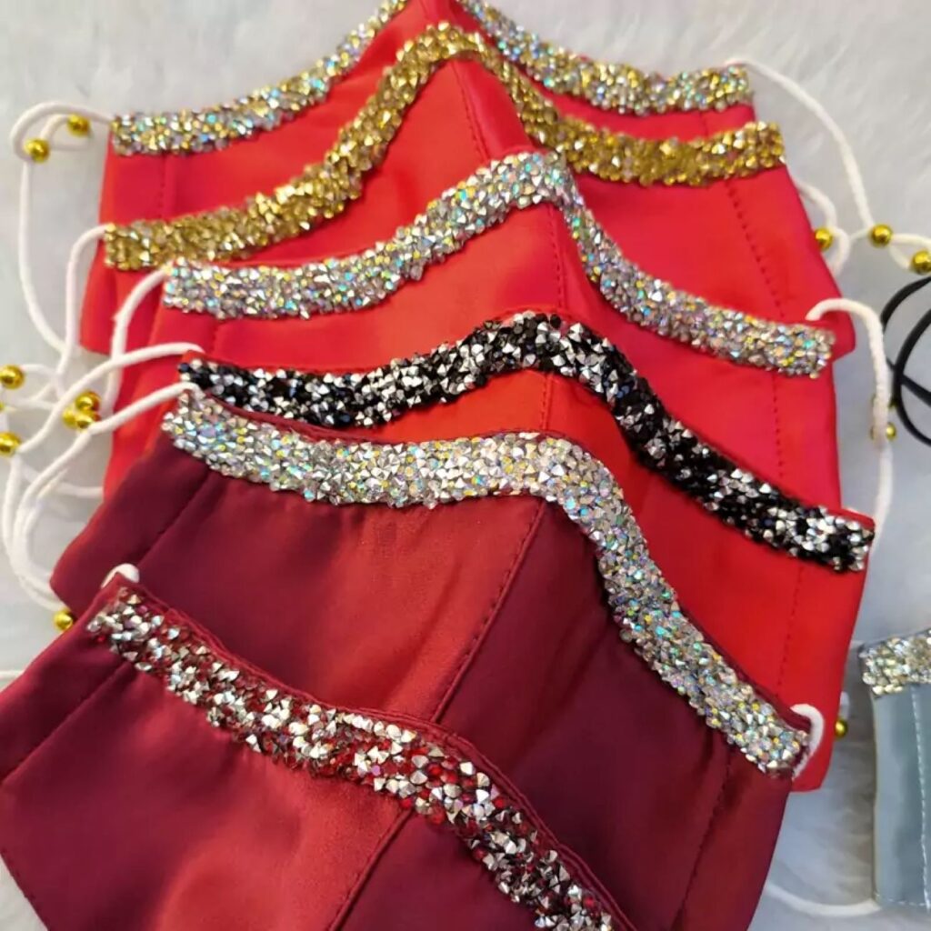 Masque de soirée en satin avec ornements en cristal – Accessoire élégant pour événements formels