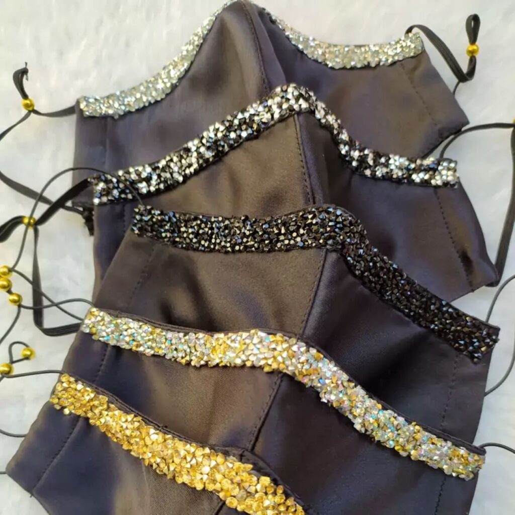 Masque facial en satin pour femme avec ornements en cristal – Accessoire élégant