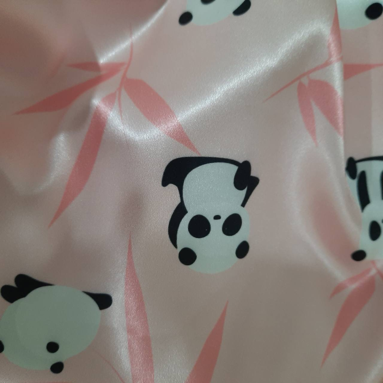 Bonnet de Nuit en Satin de Soie Douce avec Motif Panda pour des Nuits Reposantes – Rose