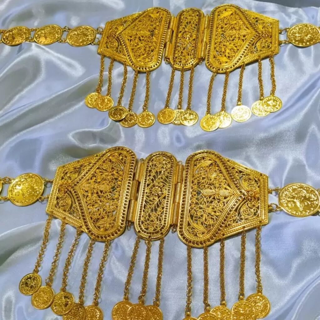 Ceinture en Acier Inoxydable Kurde avec Charms en Pièces – Durable, Élégante, et Parfaite pour les Occasions Formelles