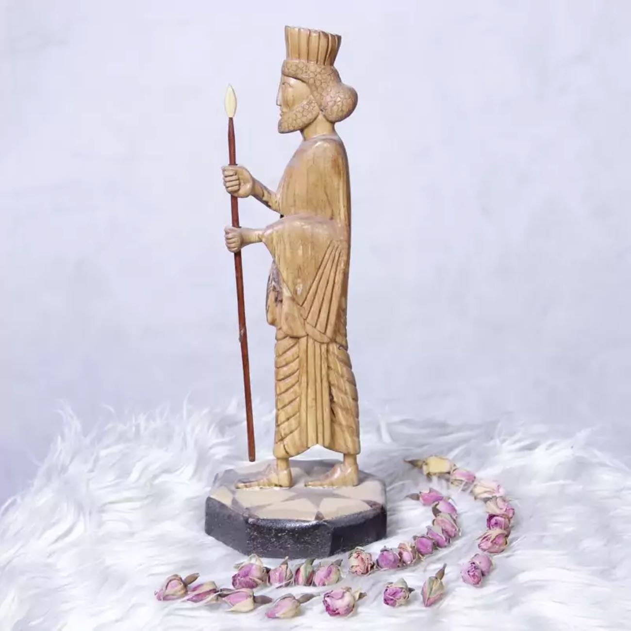Statue en bois du soldat Hakhamanseshi – Chef-d’œuvre de la vaillance perse antique