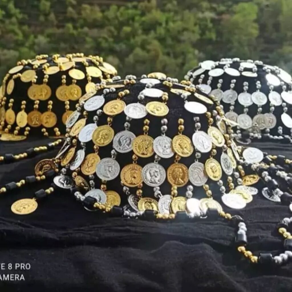 Bonnet Kufi Kurde Traditionnel avec Pièces – Symbole de Culture et d’Élégance
