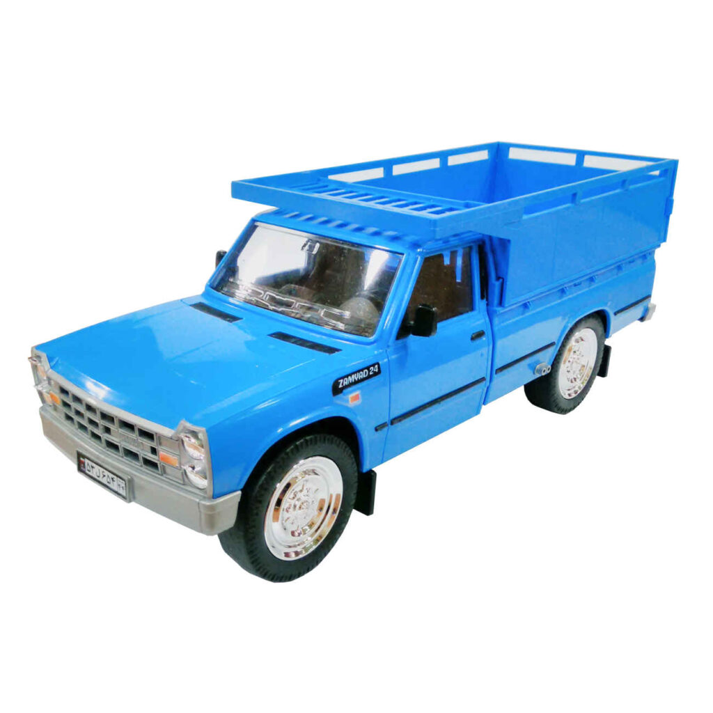 Camion pickup jouet en plastique Nissan Junior 1956 - amusant et parfait pour un jeu imaginatif