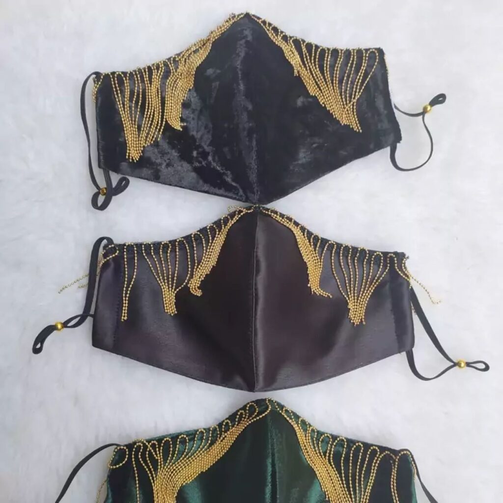 Masque de soirée en velours avec détail chaîne – Accessoire élégant pour événements formels