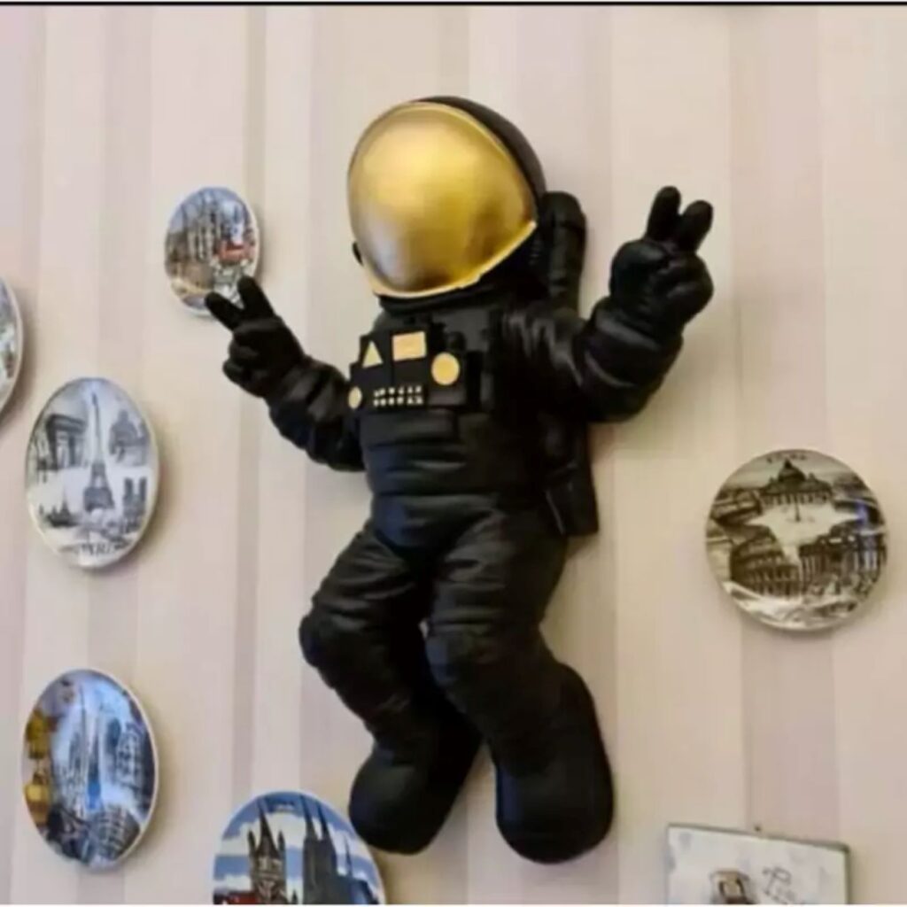 Statue d'astronaute murale : Pièce décorative unique à thème spatial pour votre maison ou bureau