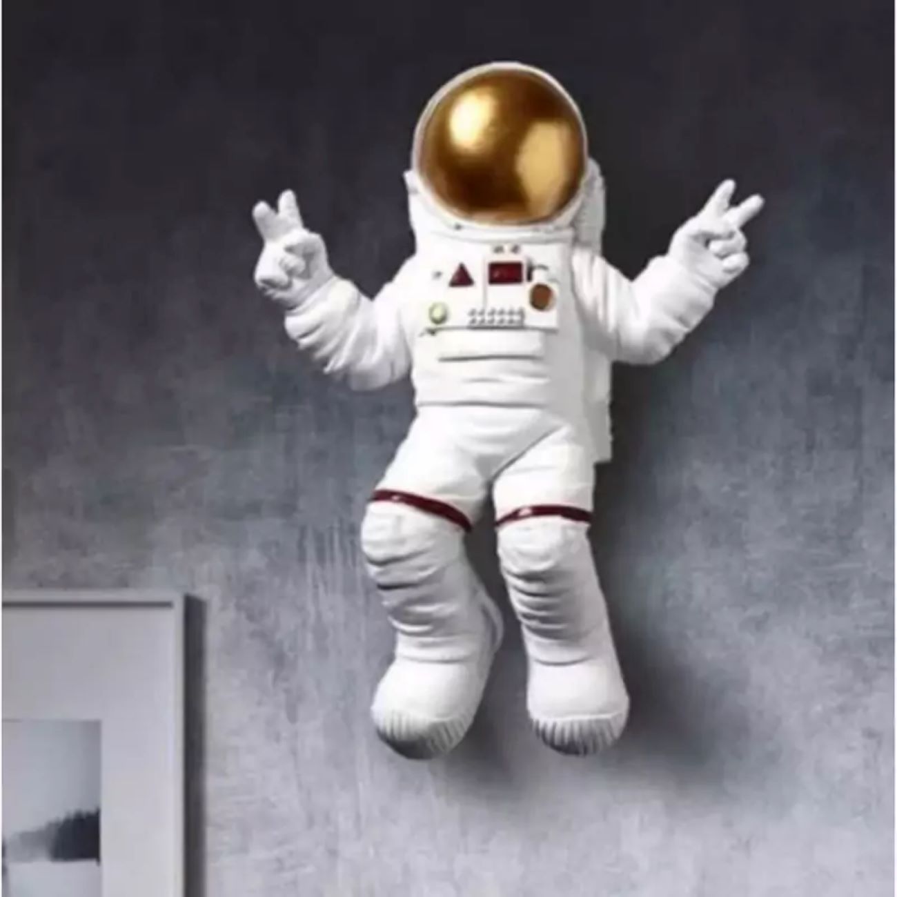 Statue d’astronaute murale : Pièce décorative unique à thème spatial pour votre maison ou bureau